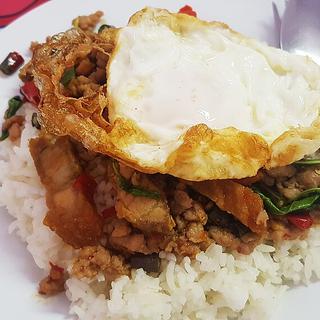 Pad Gaproa Egg Noodles